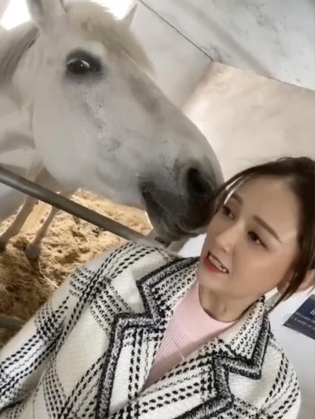 陈乔恩晒片场自拍美照 被白马亲吻表情可爱