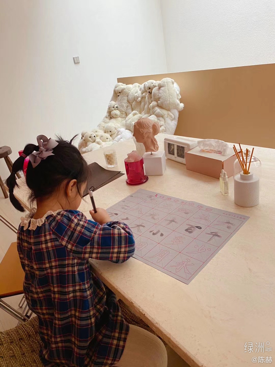 陈赫晒女儿练习书法照片 萌娃扎羊角辫乖巧可爱