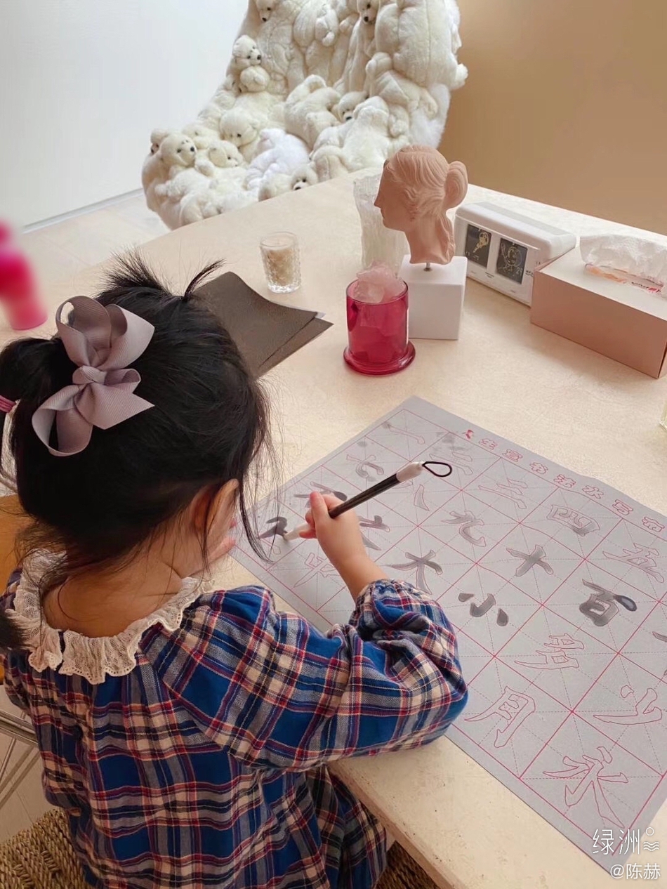 陈赫晒女儿练习书法照片 萌娃扎羊角辫乖巧可爱