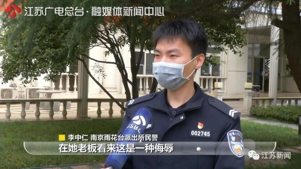 女子发表情包吐槽老板，没想到身后就站着…