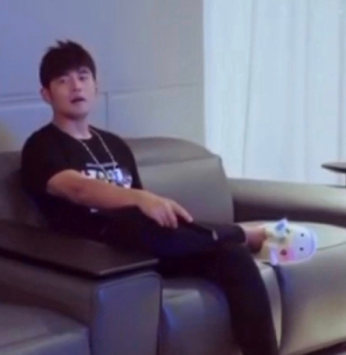 周杰伦一身黑look酷帅有型 粉嫩可爱拖鞋十分抢镜