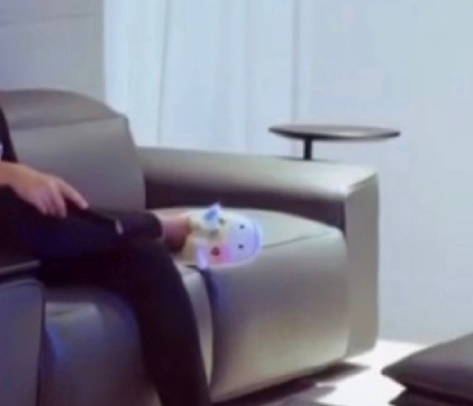 周杰伦一身黑look酷帅有型 粉嫩可爱拖鞋十分抢镜