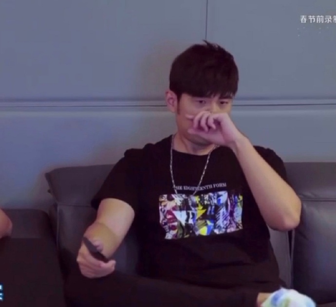 周杰伦一身黑look酷帅有型 粉嫩可爱拖鞋十分抢镜