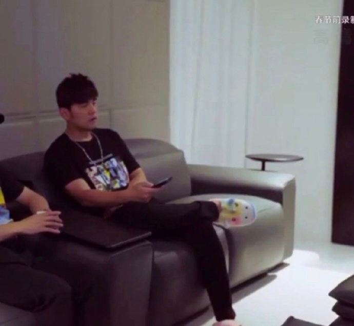 周杰伦一身黑look酷帅有型 粉嫩可爱拖鞋十分抢镜