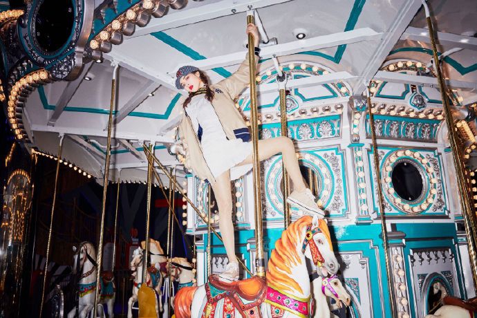 泫雅最新时尚写真曝光 透明网格丝袜显时尚俏皮