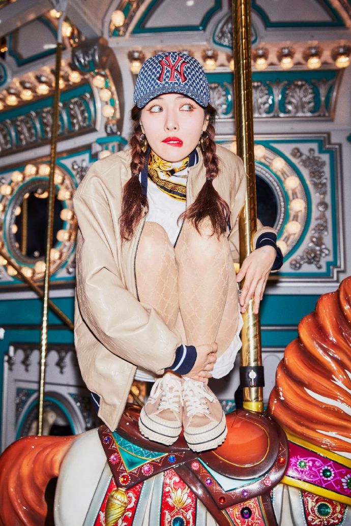 泫雅最新时尚写真曝光 透明网格丝袜显时尚俏皮