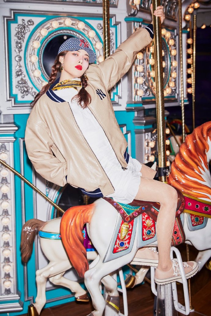 泫雅最新时尚写真曝光 透明网格丝袜显时尚俏皮