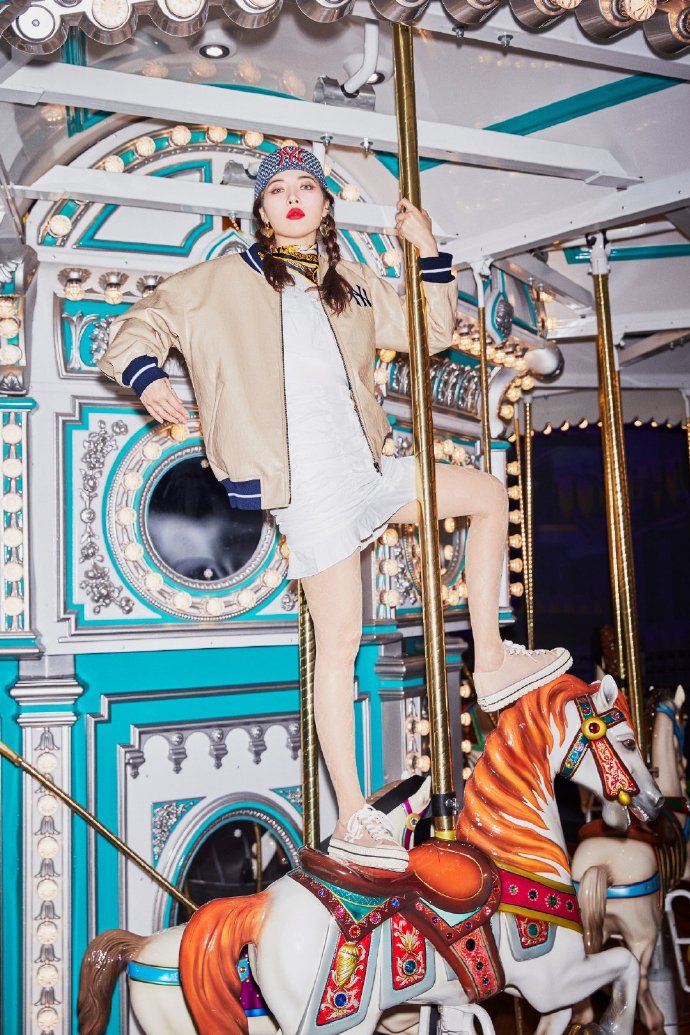 泫雅最新时尚写真曝光 透明网格丝袜显时尚俏皮