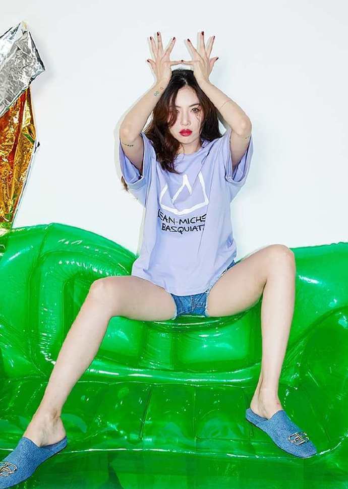 泫雅最新时尚写真曝光 透明网格丝袜显时尚俏皮