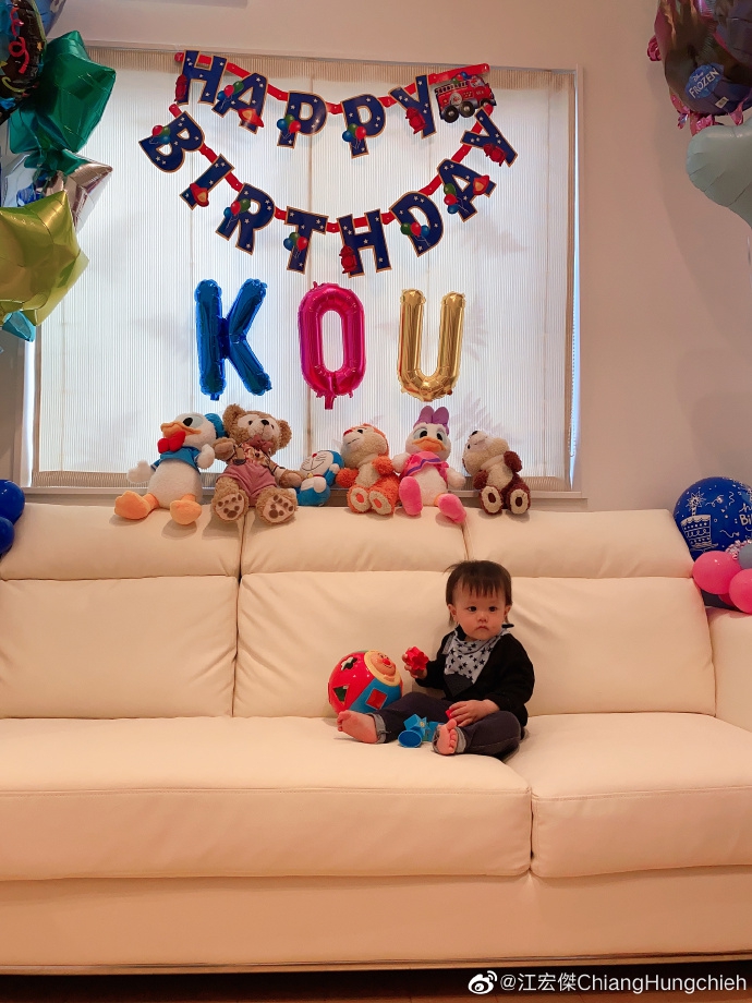 江宏杰为儿子庆祝一岁生日 晒全家照福原爱长腿成亮点