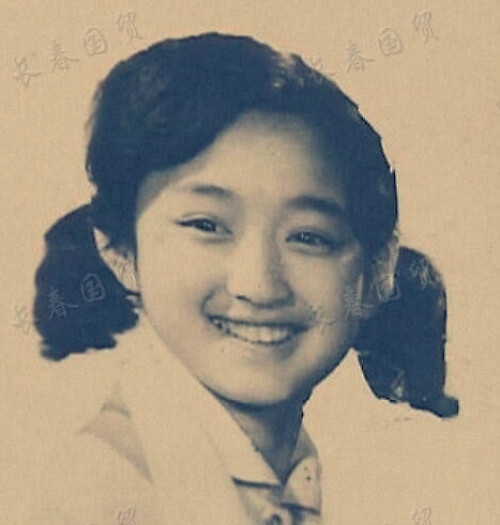 从小美到大！杨钰莹童年旧照曝光 清纯甜美端庄文静