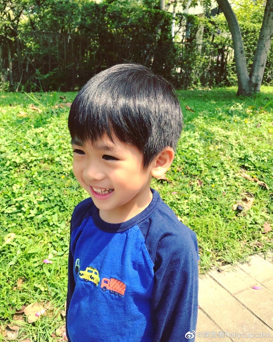 林志颖妻子携双胞胎外出踏青 儿子超长睫毛抢镜