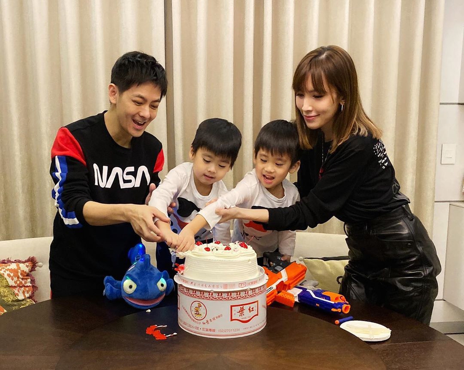 林志颖妻子携双胞胎外出踏青 儿子超长睫毛抢镜