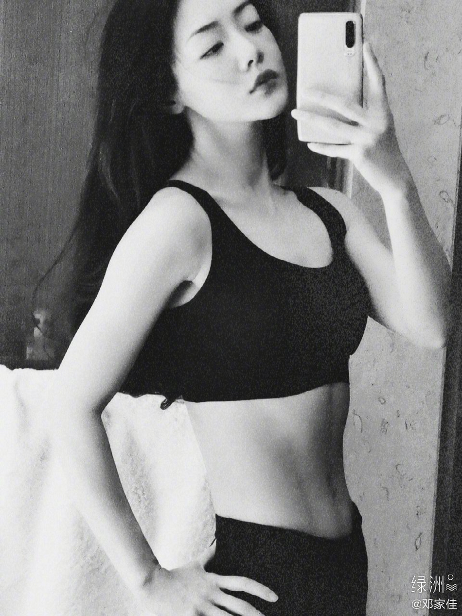 邓家佳晒照展示健身成果 穿运动背心大秀蛮腰马甲线