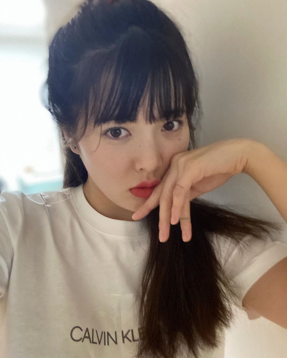 泫雅晒自拍头发自然凌乱 涂红唇眼神魅惑