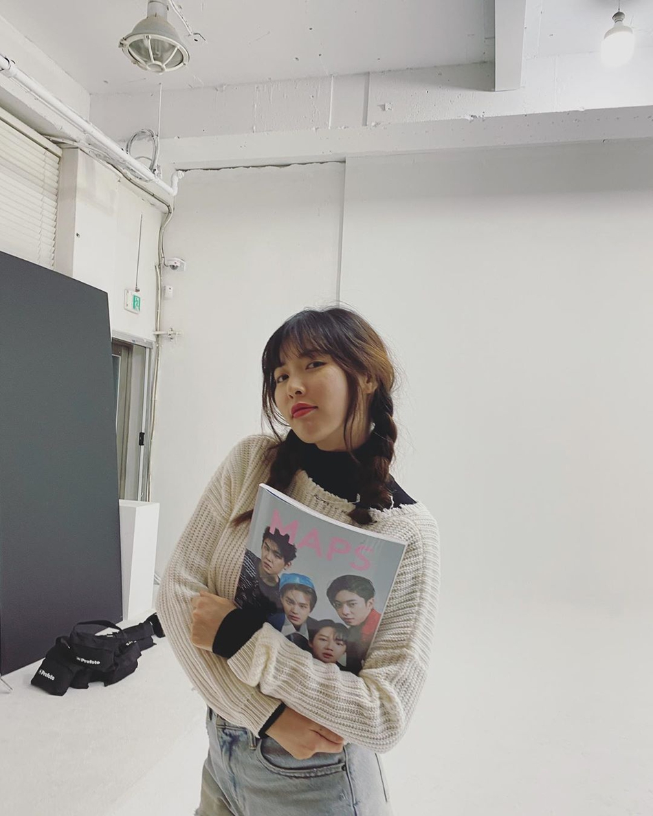 泫雅晒自拍头发自然凌乱 涂红唇眼神魅惑