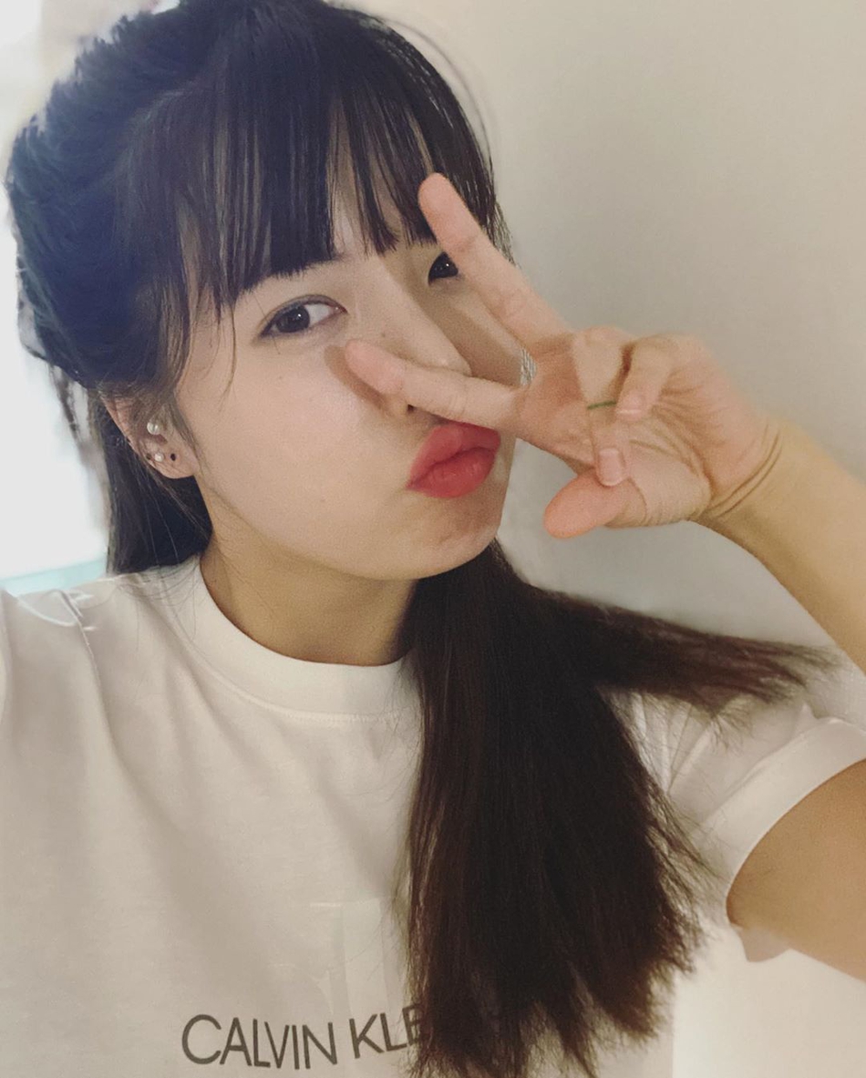 泫雅晒自拍头发自然凌乱 涂红唇眼神魅惑