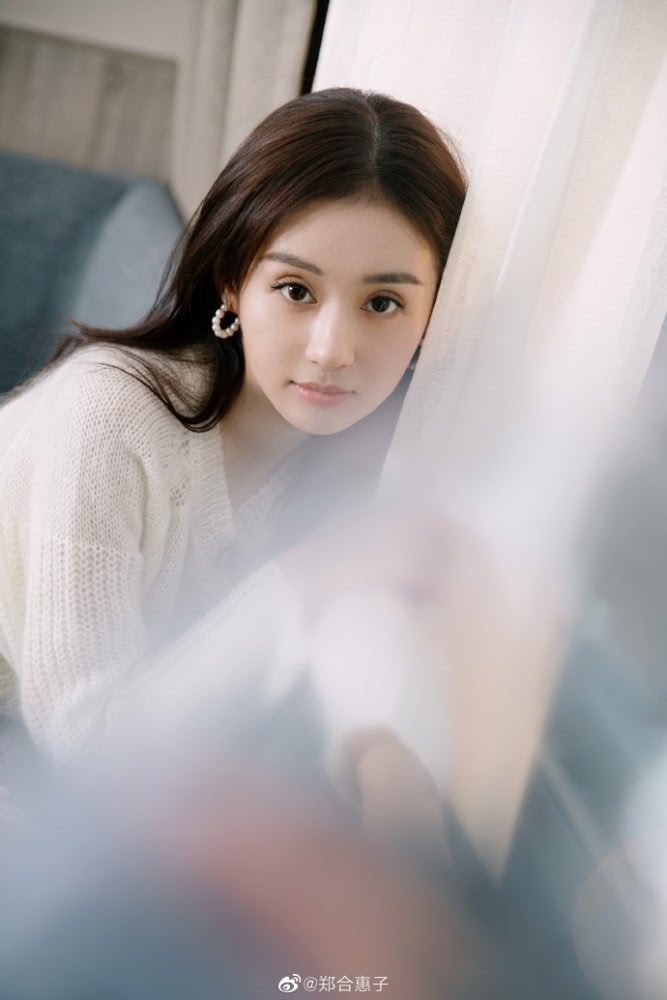 郑合惠子穿白色针织衫清新有活力 长发披肩温柔甜美