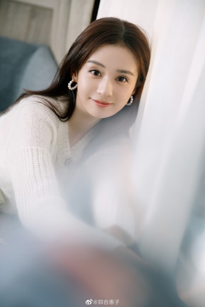 郑合惠子穿白色针织衫清新有活力 长发披肩温柔甜美