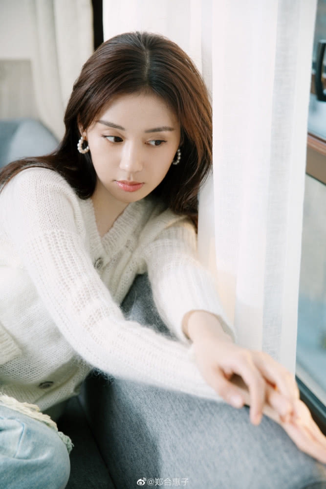 郑合惠子穿白色针织衫清新有活力 长发披肩温柔甜美