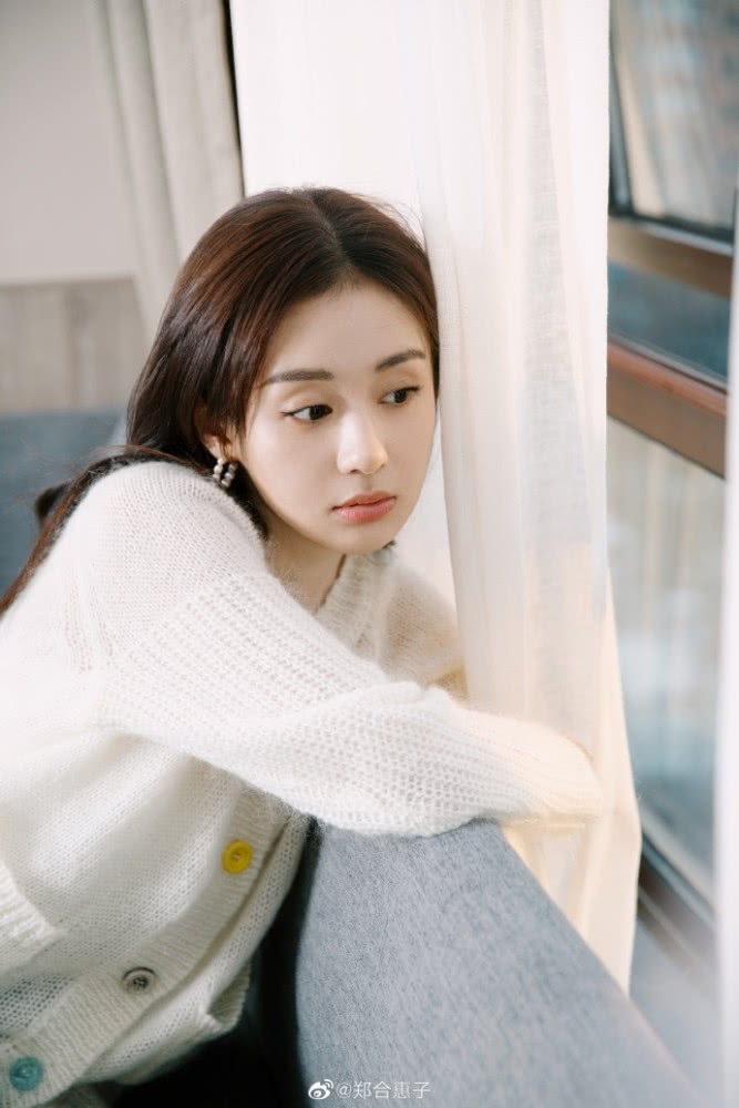 郑合惠子穿白色针织衫清新有活力 长发披肩温柔甜美