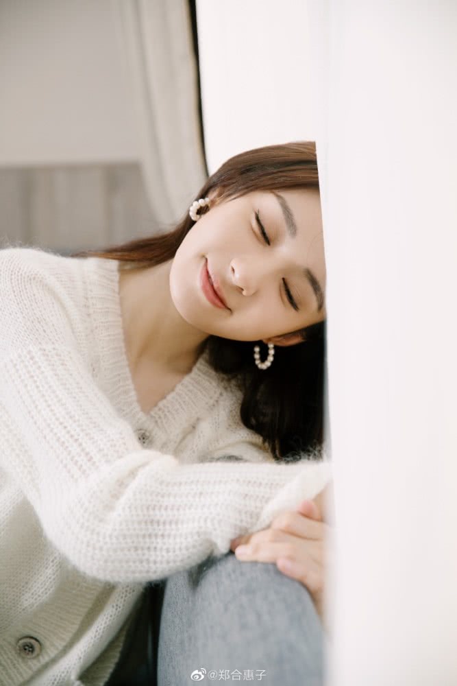 郑合惠子穿白色针织衫清新有活力 长发披肩温柔甜美