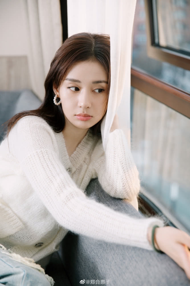 郑合惠子穿白色针织衫清新有活力 长发披肩温柔甜美