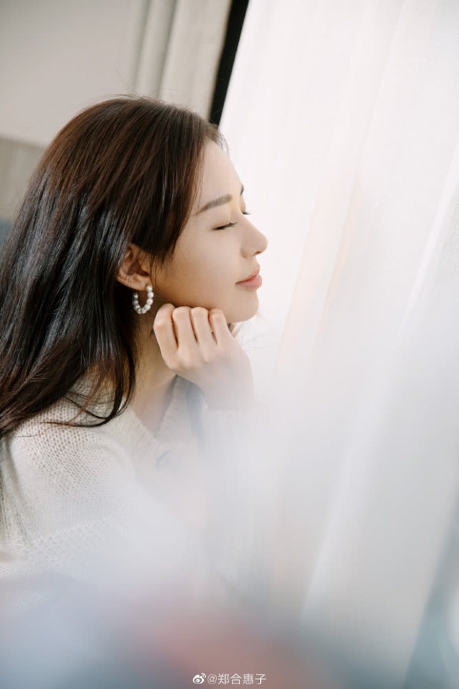 郑合惠子穿白色针织衫清新有活力 长发披肩温柔甜美