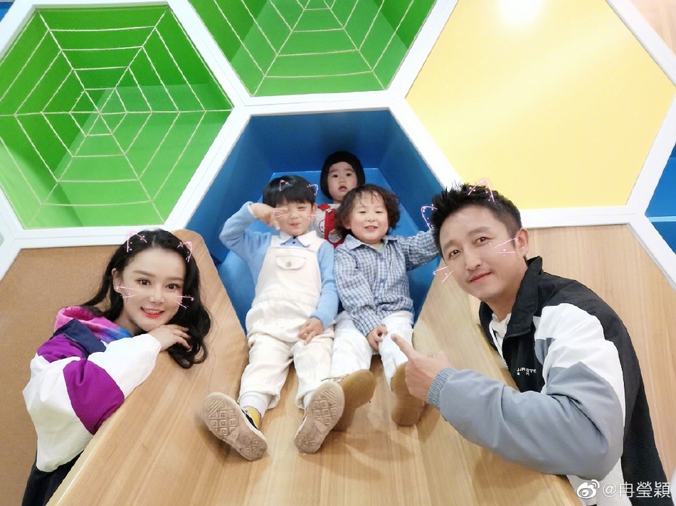冉莹颖邹市明与小朋友合照 二儿子皓皓出镜呆萌可爱