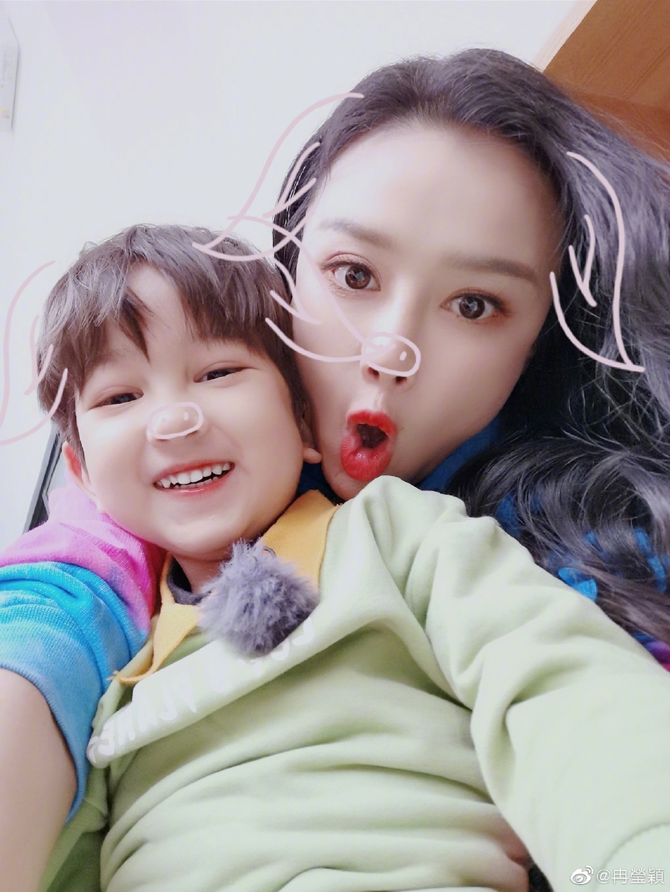 冉莹颖邹市明与小朋友合照 二儿子皓皓出镜呆萌可爱