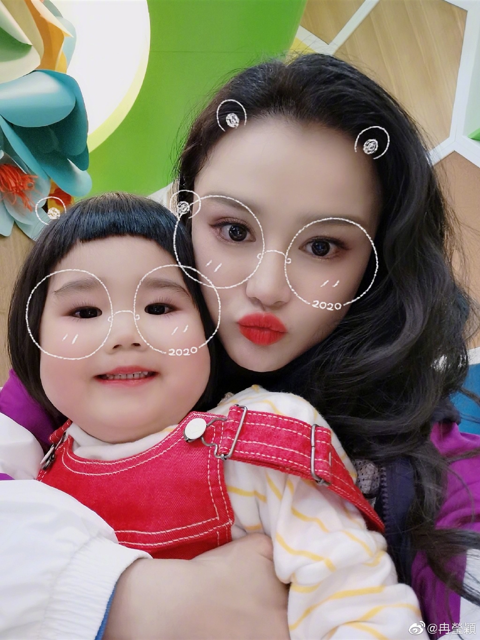 冉莹颖邹市明与小朋友合照 二儿子皓皓出镜呆萌可爱