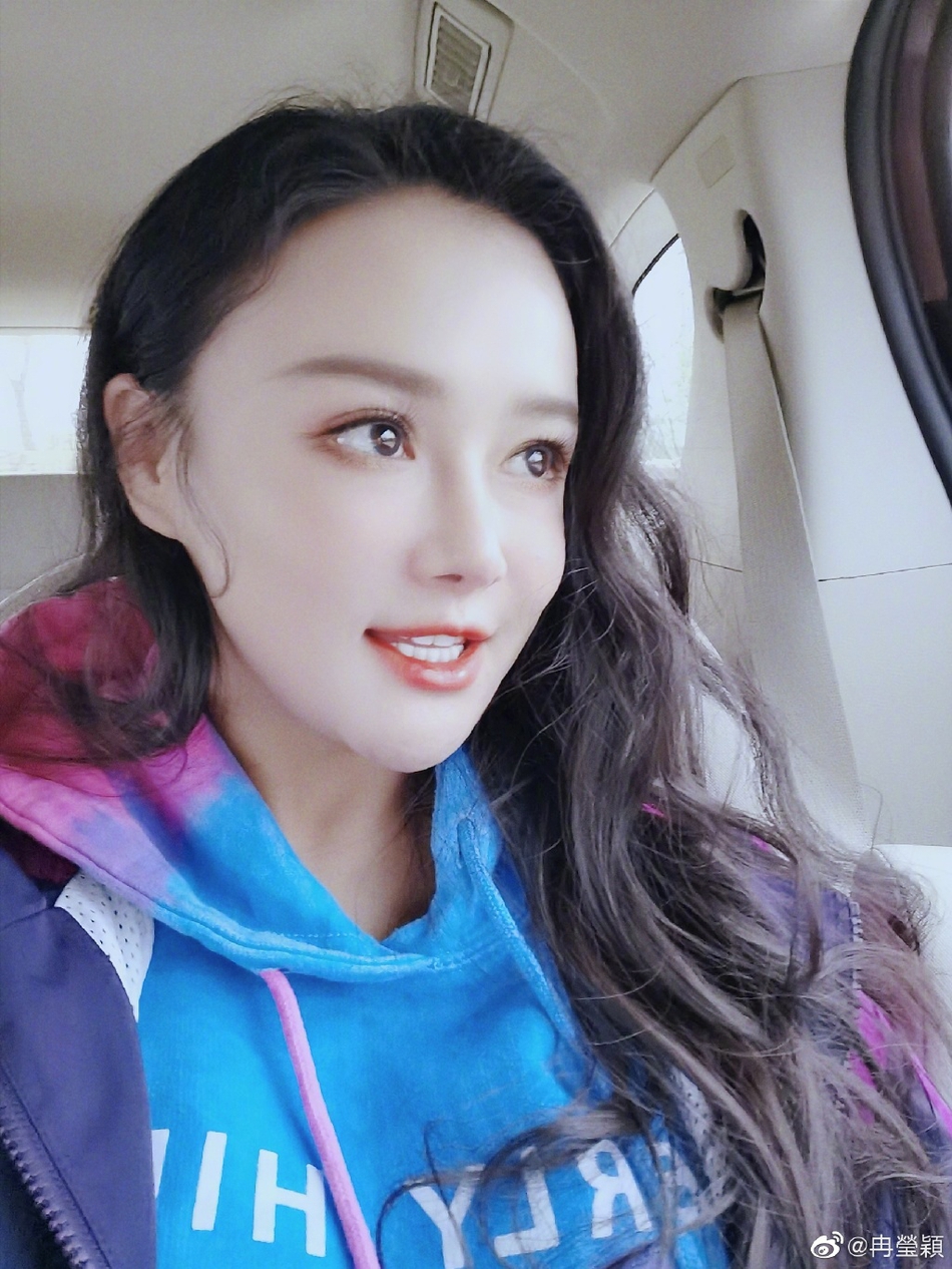 冉莹颖邹市明与小朋友合照 二儿子皓皓出镜呆萌可爱