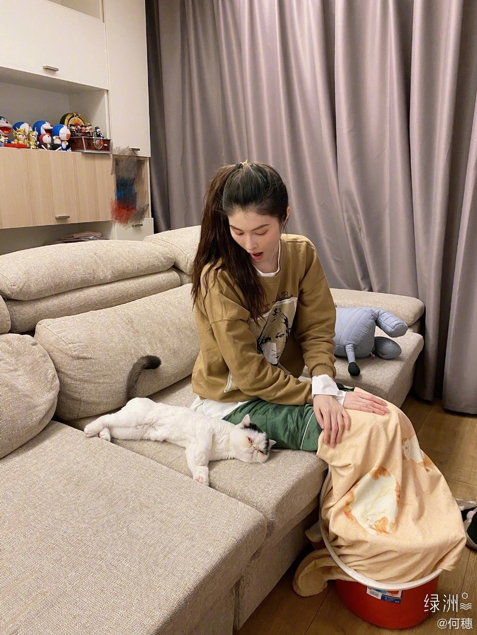 何穗分享养生秘诀用大葱泡脚 居家look休闲随性