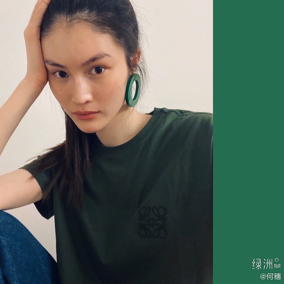 何穗分享养生秘诀用大葱泡脚 居家look休闲随性