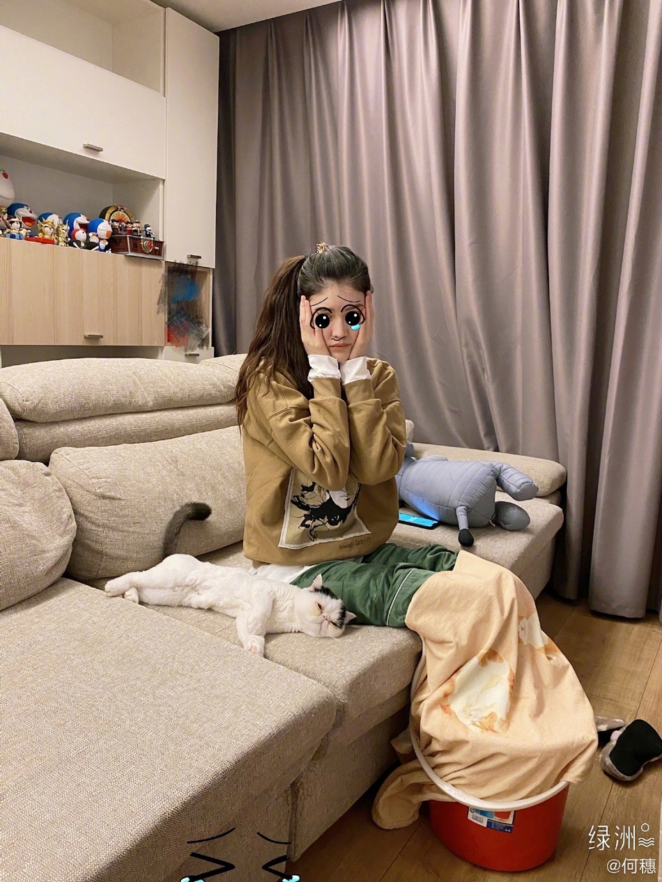 何穗分享养生秘诀用大葱泡脚 居家look休闲随性