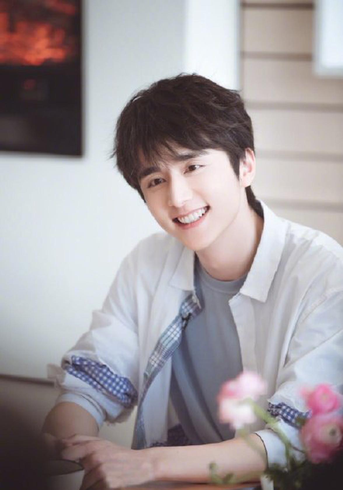 张新成再现偶像剧经典台词 白衬衣外塔无袖毛衣少年感满满