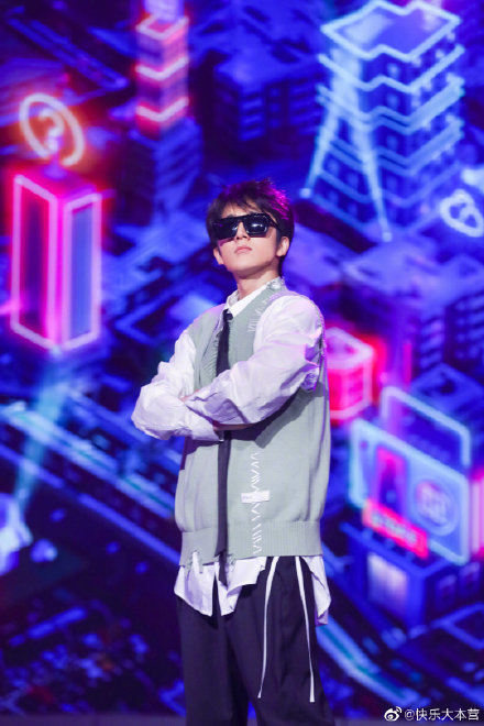 张新成再现偶像剧经典台词 白衬衣外塔无袖毛衣少年感满满