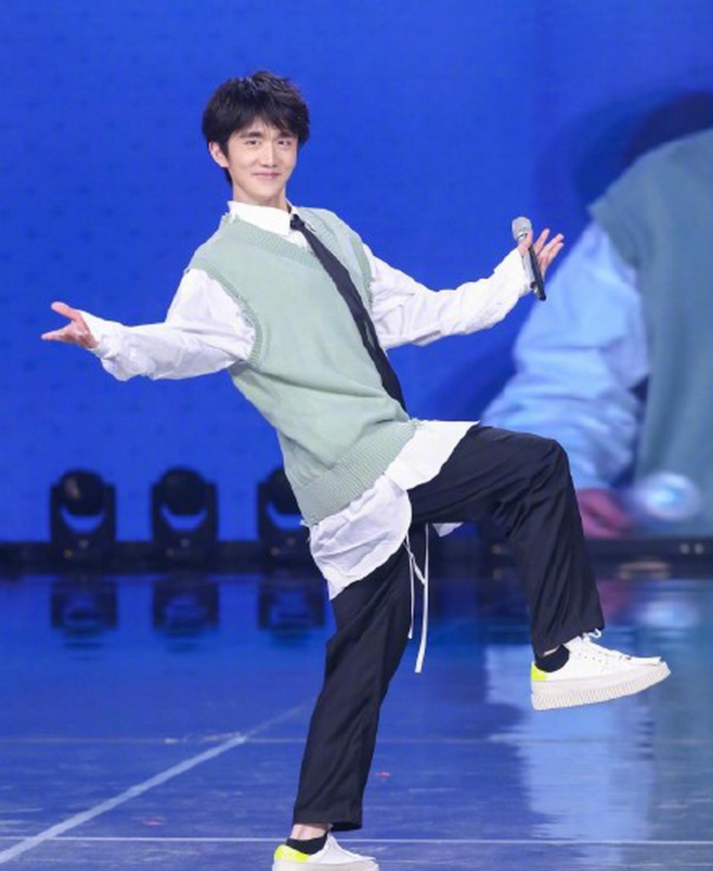 张新成再现偶像剧经典台词 白衬衣外塔无袖毛衣少年感满满