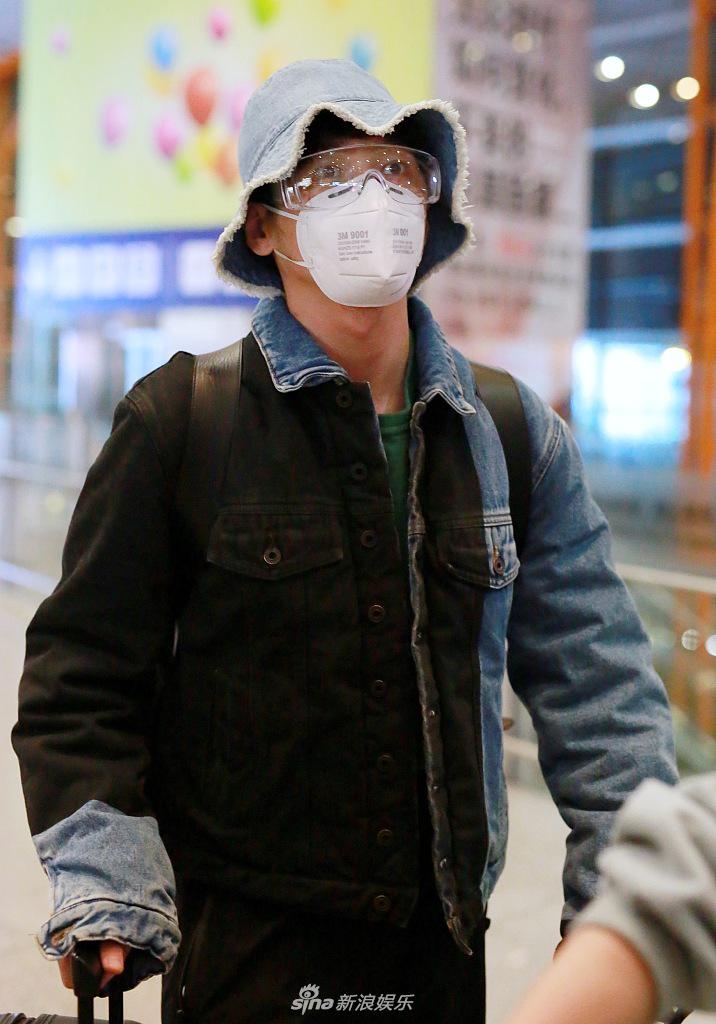 白宇穿拼色牛仔外套复古帅气 插兜走路男神范儿足