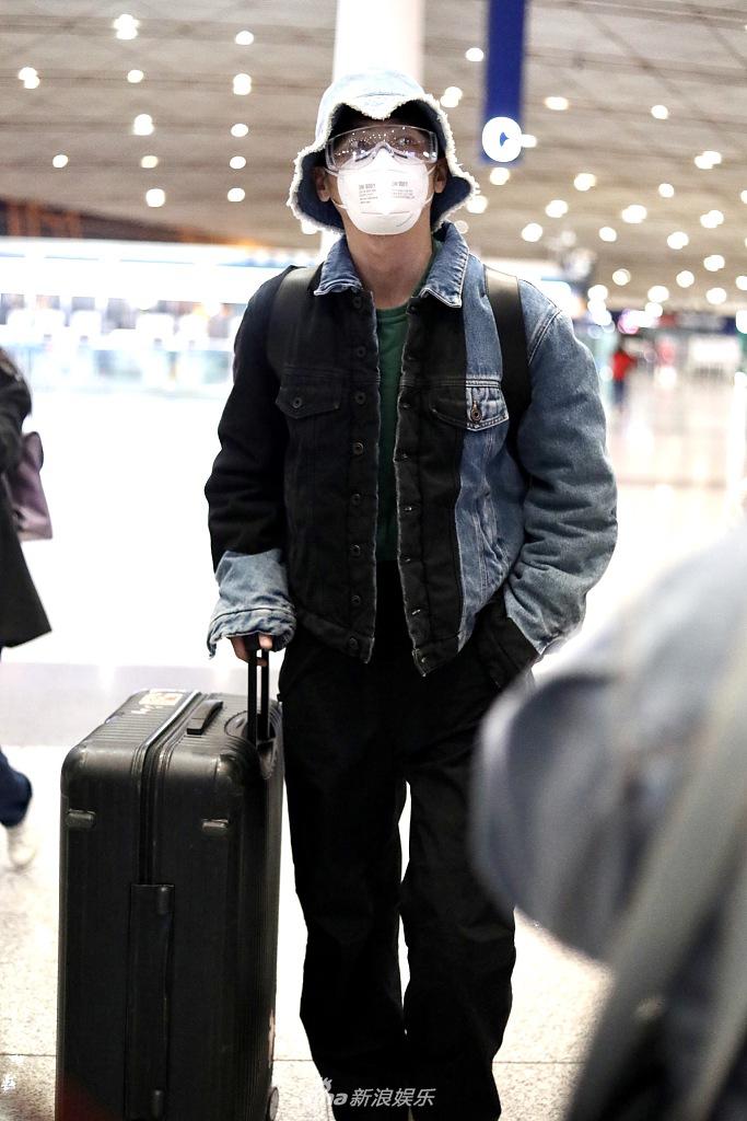 白宇穿拼色牛仔外套复古帅气 插兜走路男神范儿足