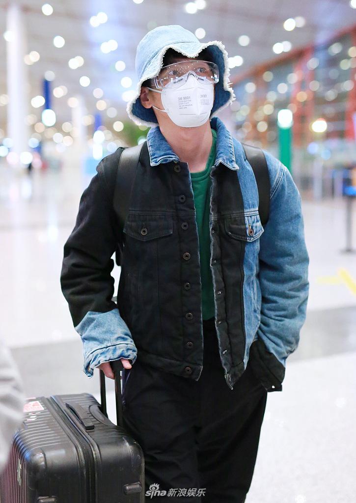 白宇穿拼色牛仔外套复古帅气 插兜走路男神范儿足