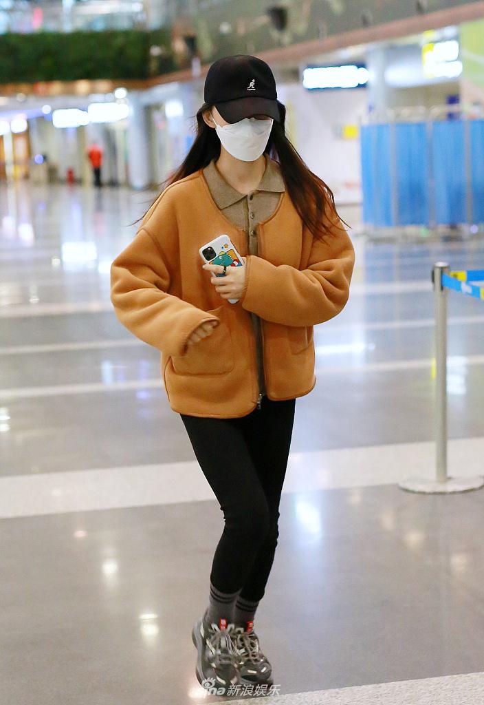 林允一路小跑显呆萌可爱 长发飘逸装扮保暖到位