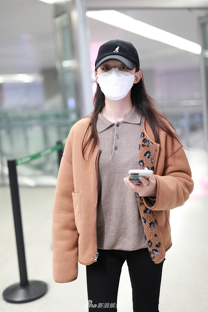 林允一路小跑显呆萌可爱 长发飘逸装扮保暖到位