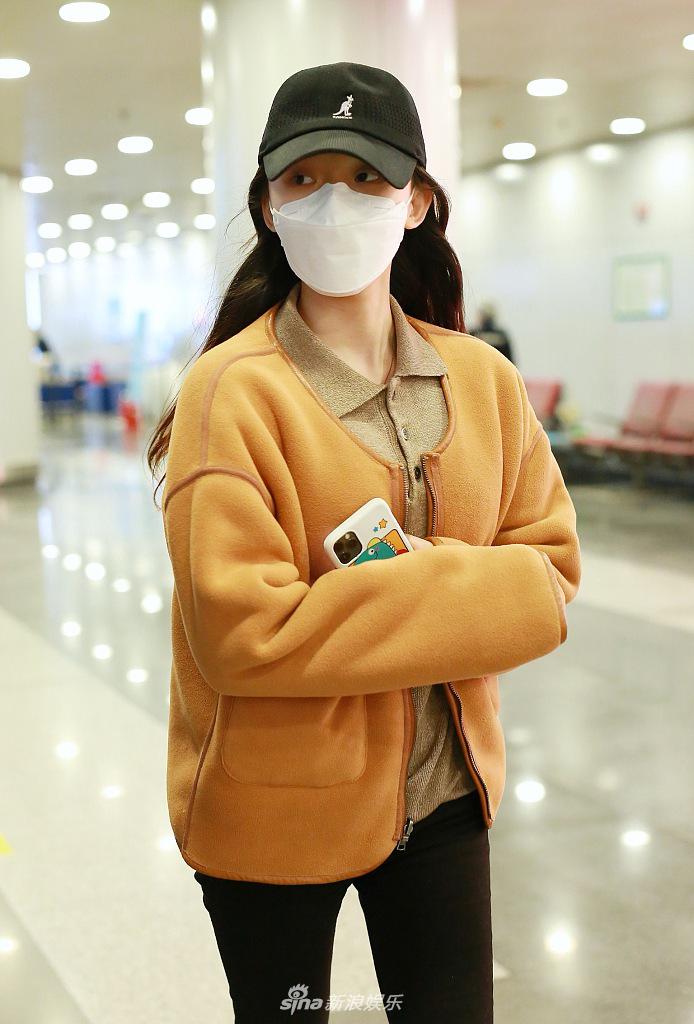 林允一路小跑显呆萌可爱 长发飘逸装扮保暖到位
