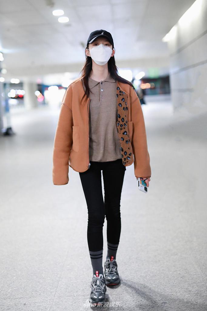 林允一路小跑显呆萌可爱 长发飘逸装扮保暖到位