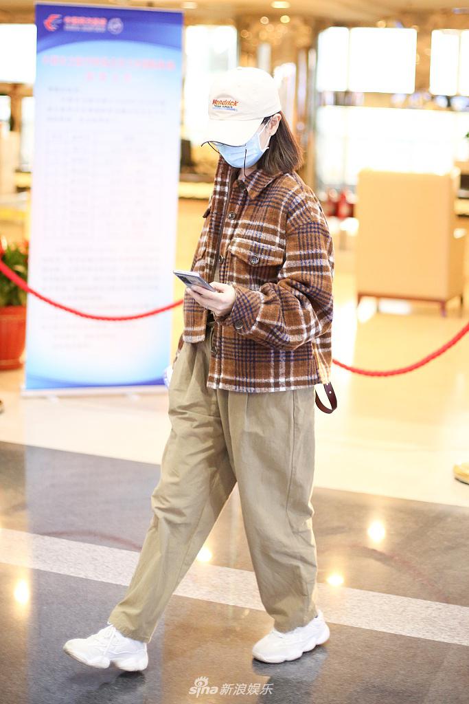 万茜机场对镜暖心招手 装扮复古时尚潮范儿足