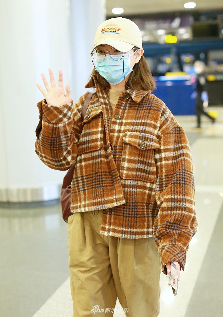 万茜机场对镜暖心招手 装扮复古时尚潮范儿足