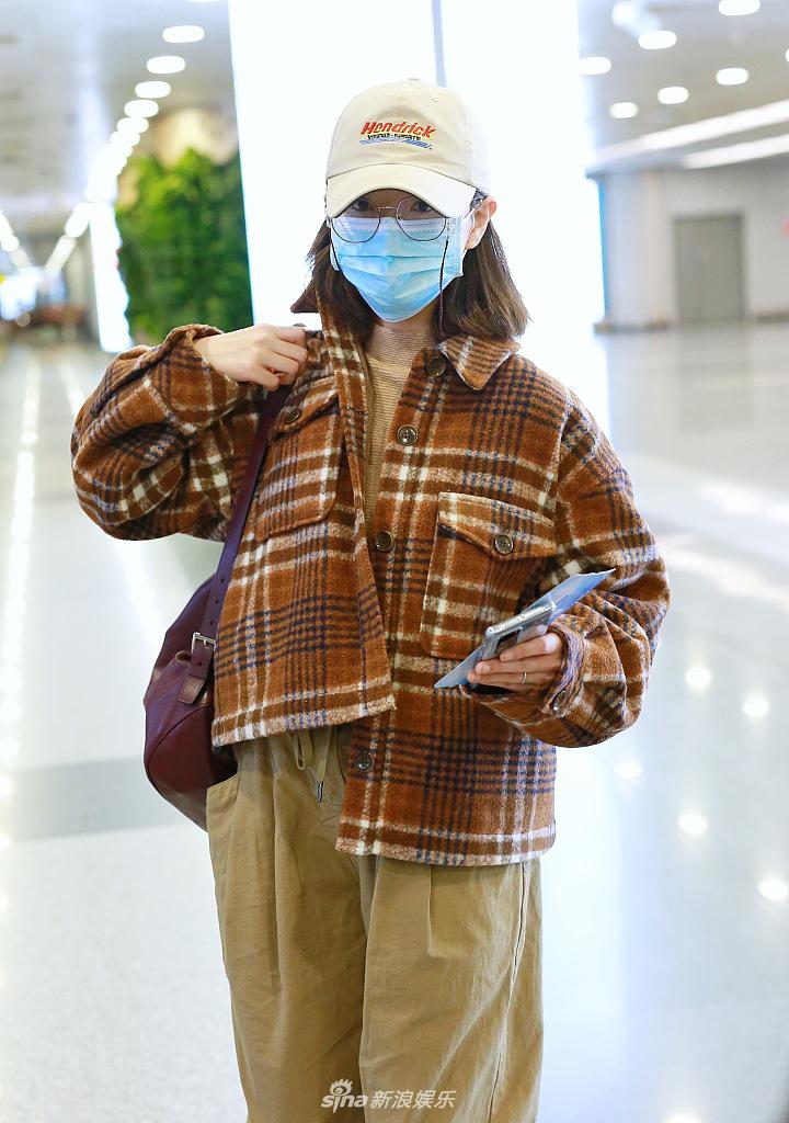 万茜机场对镜暖心招手 装扮复古时尚潮范儿足