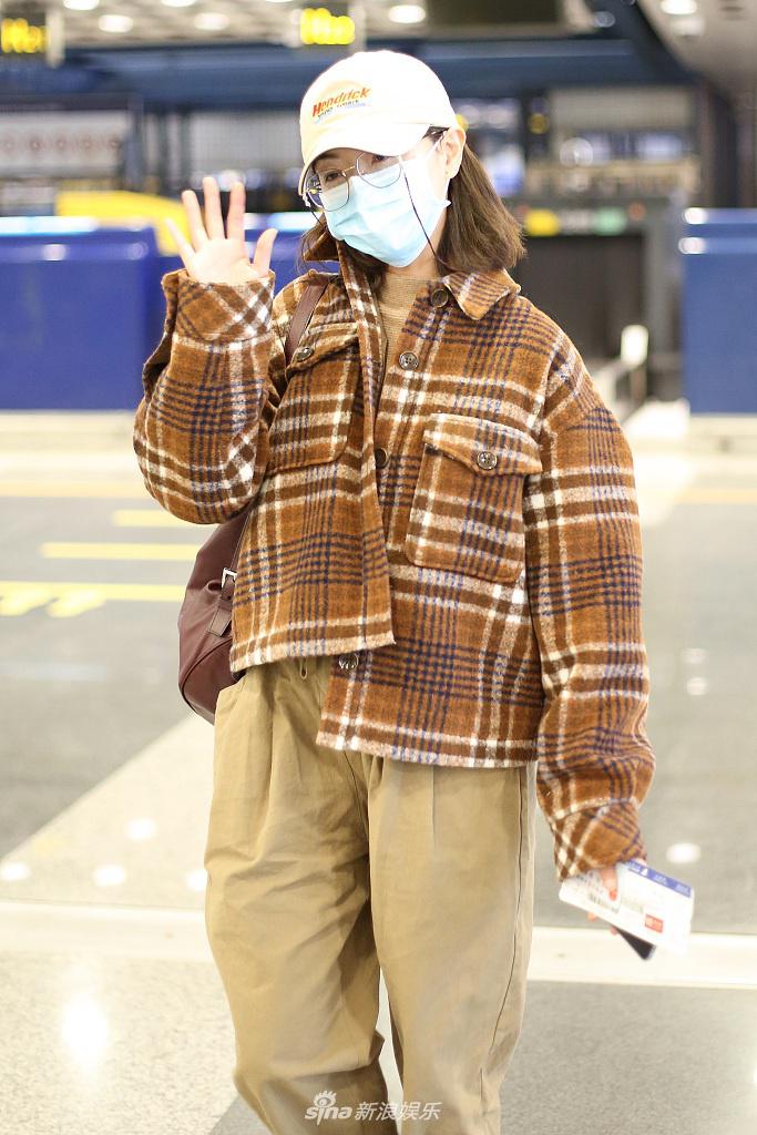 万茜机场对镜暖心招手 装扮复古时尚潮范儿足