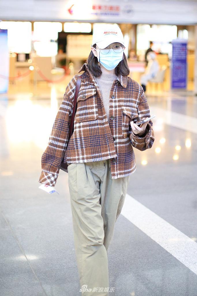 万茜机场对镜暖心招手 装扮复古时尚潮范儿足
